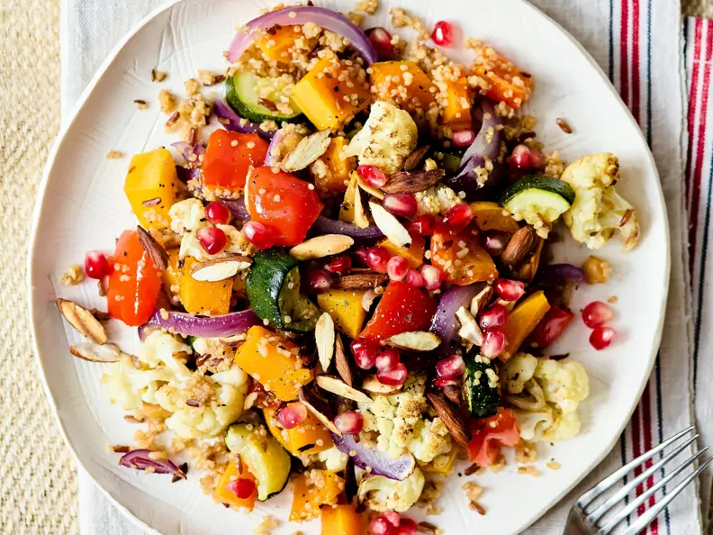 Quinoa-Salat vegan auf weißem Teller