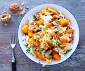 Kürbissalat mit Hüttenkäse und Walnüssen