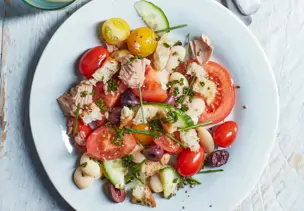 Thunfischsalat mit Tomaten, Bohnen und Oliven