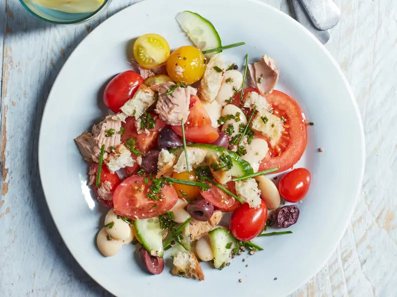 Thunfischsalat mit Tomaten, Bohnen und Oliven