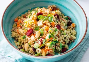 Bunter Couscoussalat mit Cranberrys und Cashewkernen