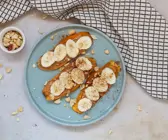 Süßkartoffel-Toast mit Erdnussbutter und Banane