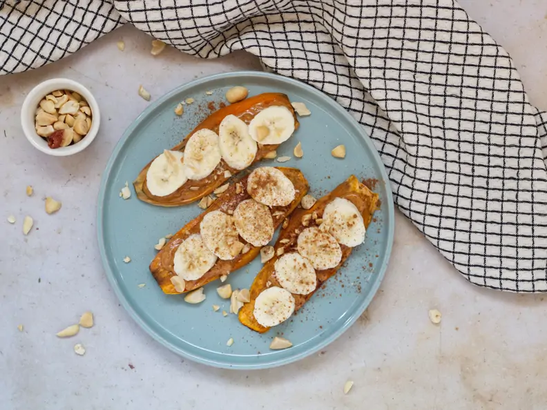 Süßkartoffel-Toast mit Erdnussbutter und Banane