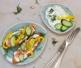 Süßkartoffelscheiben bestrichen mit Kräuterquark und belegt mit Lachs