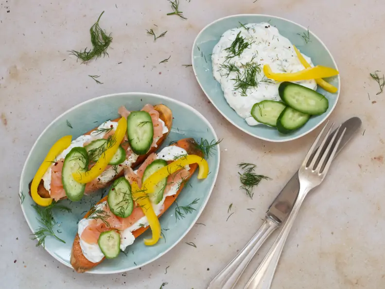 Süßkartoffelscheiben bestrichen mit Kräuterquark und belegt mit Lachs