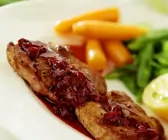 Glasierte Möhrchen mit Zuckerschoten und Kartoffeln