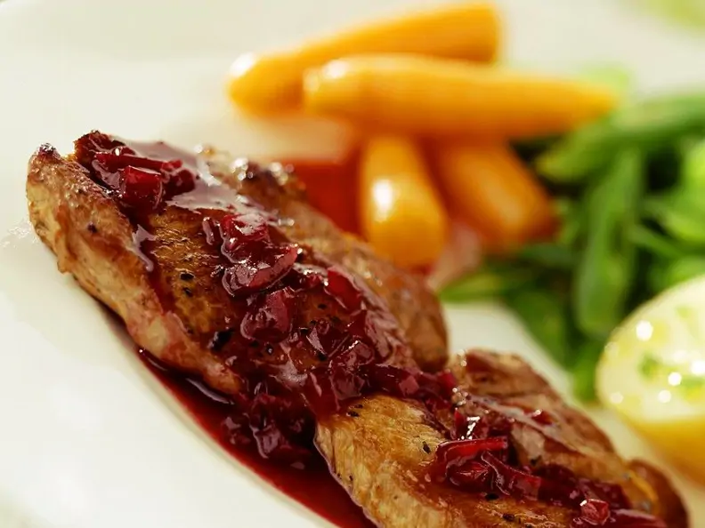 Glasierte Möhrchen mit Zuckerschoten und Kartoffeln