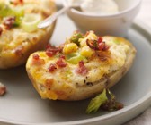 Überbackene Kartoffeln mit Käse und Speck