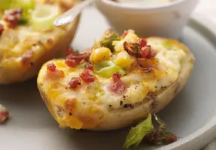 Überbackene Kartoffeln mit Käse und Speck