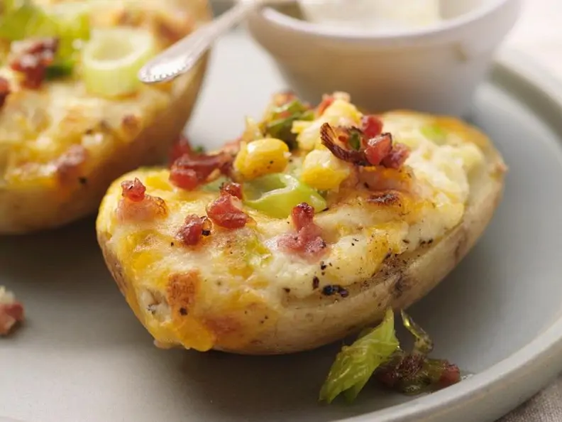 Überbackene Kartoffeln mit Käse und Speck