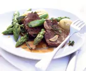 Italienisches Kräutersteak mit grünem Spargel und neuen Kartoffeln