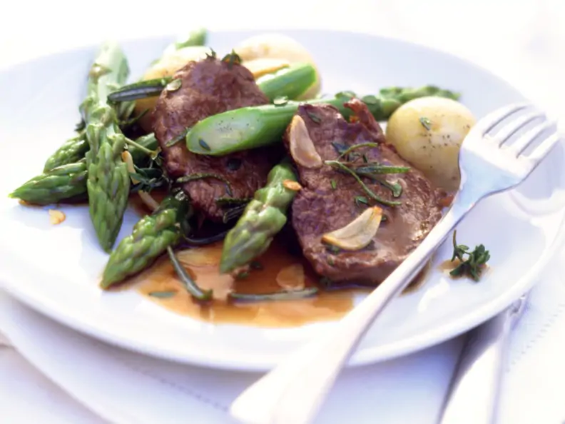 Italienisches Kräutersteak mit grünem Spargel und neuen Kartoffeln
