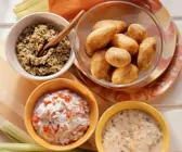 Gekochte Kartoffeln mit dreierlei Saucen