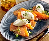 Lachscarpaccio mit Meerrettich-Nockerln