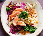 Bunter Kohlsalat mit Lachs und Harissa-Linsen-Vinaigrette