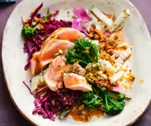Bunter Kohlsalat mit Lachs und Harissa-Linsen-Vinaigrette