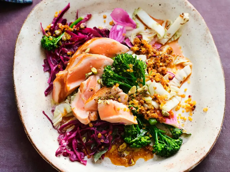Bunter Kohlsalat mit Lachs und Harissa-Linsen-Vinaigrette