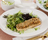 Lachs mit Sonnenblumenkern-Senf-Kruste, Kräutersauce und schwarzem Reis