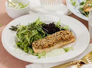 Lachs mit Sonnenblumenkern-Senf-Kruste, Kräutersauce und schwarzem Reis
