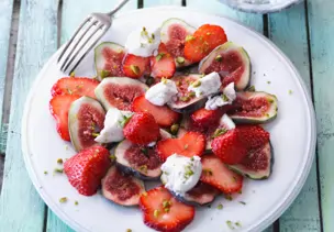 Feigen-Erdbeer-Carpaccio mit Ricotta