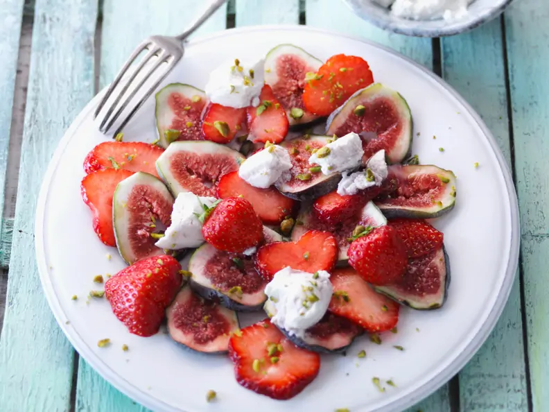 Feigen-Erdbeer-Carpaccio mit Ricotta