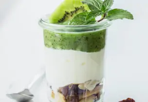 Kern-Mix mit Joghurt und Kiwi
