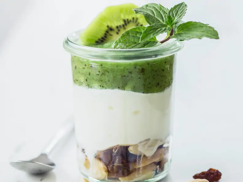 Kern-Mix mit Joghurt und Kiwi