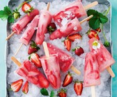 Erdbeer-Kokoswasser-Eis am Stiel