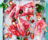 Erdbeer-Kokoswasser-Eis am Stiel