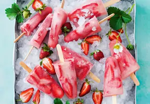 Erdbeer-Kokoswasser-Eis am Stiel