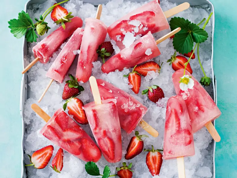 Erdbeer-Kokoswasser-Eis am Stiel