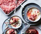 Joghurt-Sahne-Mousse mit Rhabarber-Orangen-Granita
