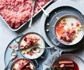 Joghurt-Sahne-Mousse mit Rhabarber-Orangen-Granita