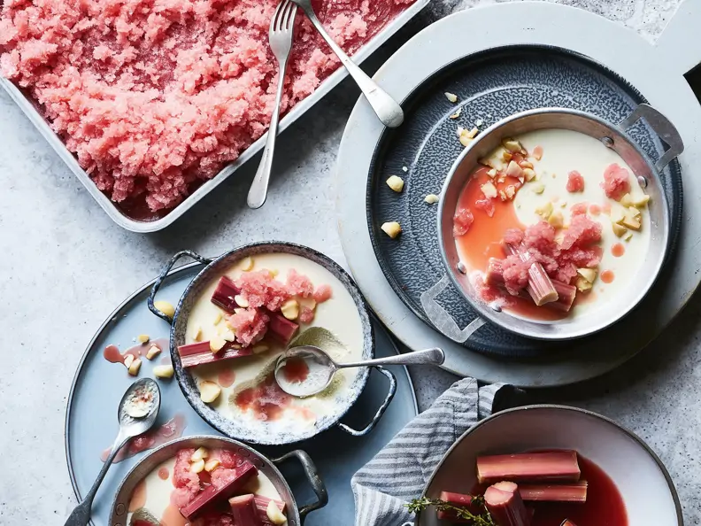 Joghurt-Sahne-Mousse mit Rhabarber-Orangen-Granita
