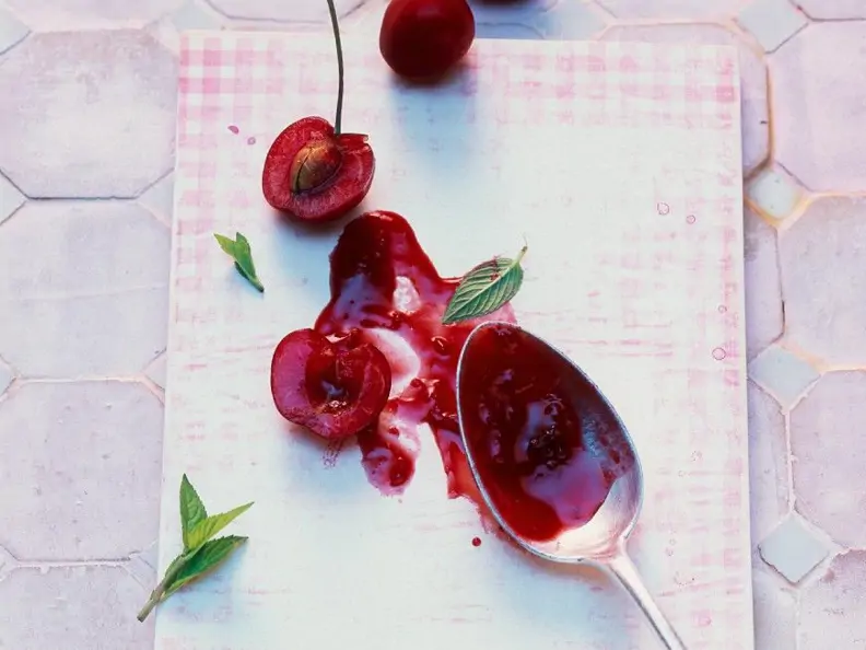 Kirschmarmelade mit Hagebutte