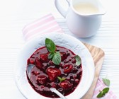 Rote Grütze mit Vanillesauce