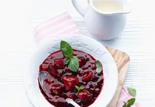 Rote Grütze mit Vanillesauce