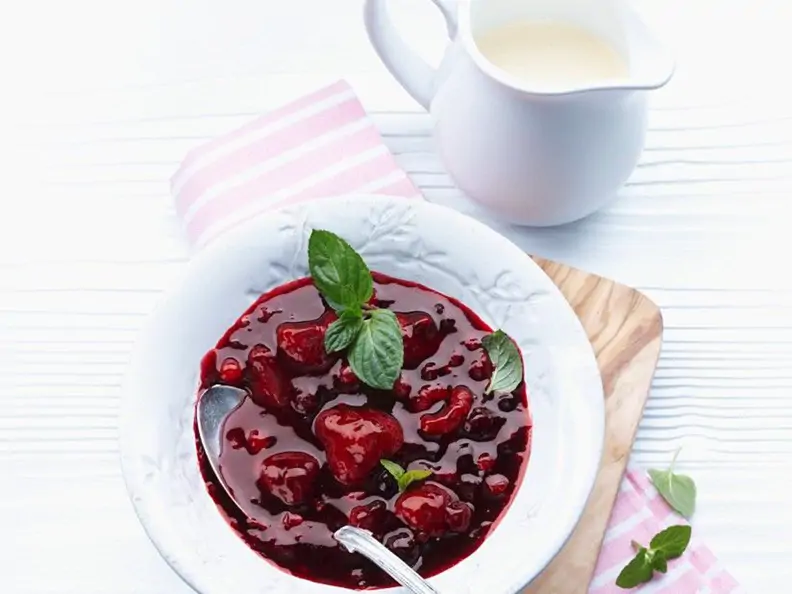 Rote Grütze mit Vanillesauce