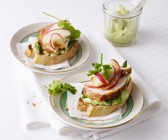 Belegte Röstbrote mit Guacamole, Hähnchen, Spargel und Apfel