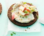Veganer Meerrettich-Aufstrich mit Apfel auf Brot