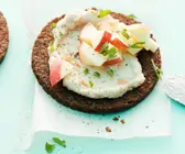 Veganer Meerrettich-Aufstrich mit Apfel auf Brot
