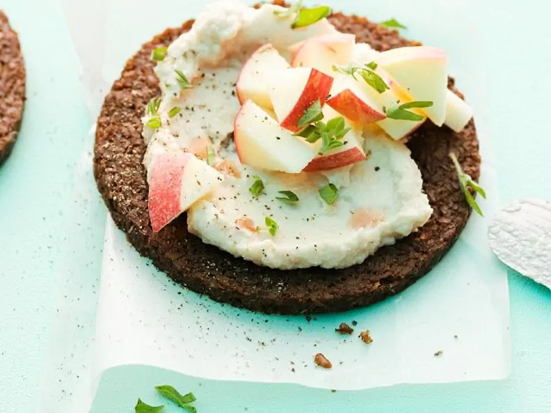 Veganer Meerrettich-Aufstrich mit Apfel auf Brot