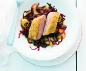 Gratinierte Entenbrust mit Apfelsauce und Blaukraut