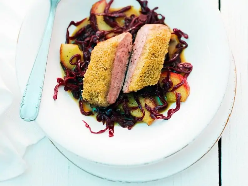 Gratinierte Entenbrust mit Apfelsauce und Blaukraut