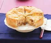 Gedeckter Apfelkuchen mit Haselnüssen