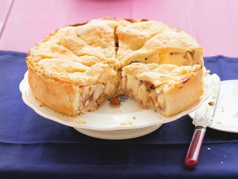 Gedeckter Apfelkuchen mit Haselnüssen