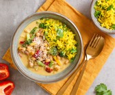 Kichererbsen-Gemüse-Kokos-Curry mit Koriander-Kurkumareis und Kokosflocken