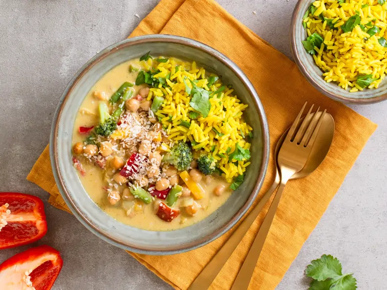 Kichererbsen-Gemüse-Kokos-Curry mit Koriander-Kurkumareis und Kokosflocken