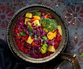 Gemüse-Tofu-Curry mit Rotkohlstreifen und Rote-Bete-Reis