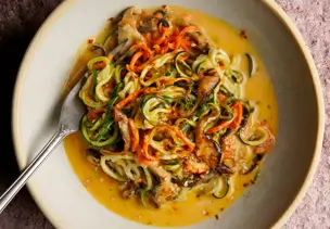 Gemüsenudeln mit Käsesauce